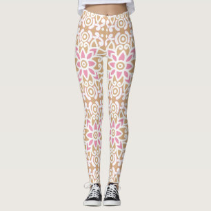 Leggings motif de fleurs rose et blanche sur un dos brun