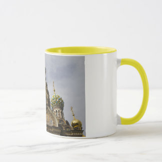 L'église du sauveur sur la tasse renversée de sang