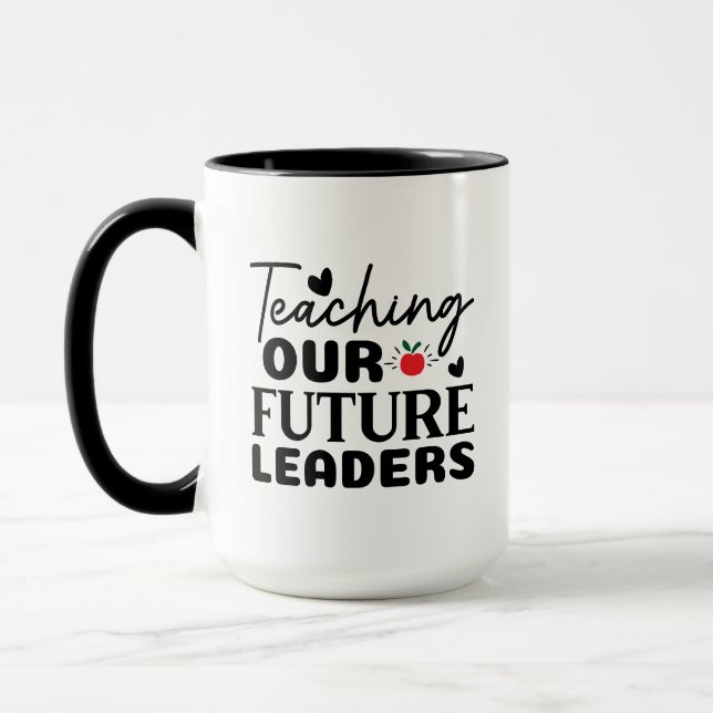 Lehre für unsere zukünftigen Führer Wordart Tasse (Links)