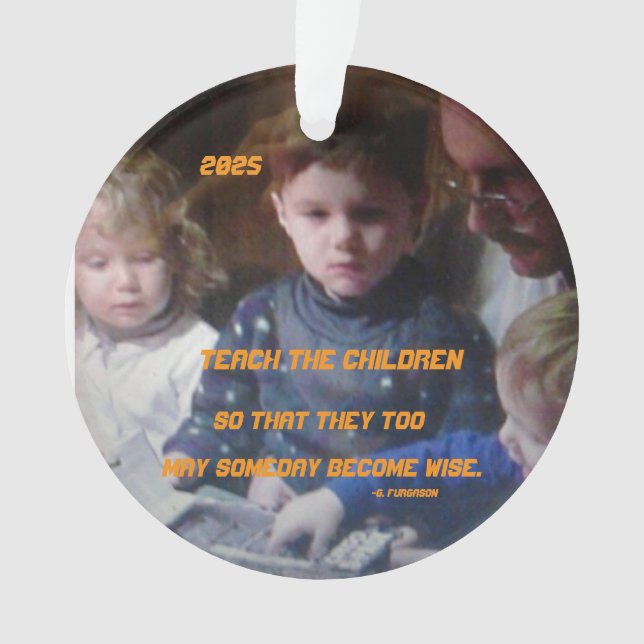 LEHREN SIE DIE KINDER 2025 CHRISTMAS ORNAMENT (Vorderseite)