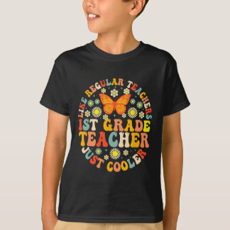 Lehrer der 1. Klasse wie ein normaler Lehrer, aber T-Shirt