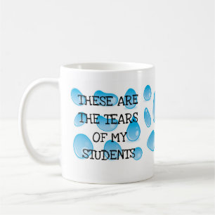 Lehrer gibt Kursmaterial von Kindern für Schulklas Kaffeetasse