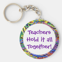 Lehrer halten sie zusammen schlüsselanhänger