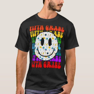 Lehrer mit glücklichem Gesicht und Schüler mit glü T-Shirt