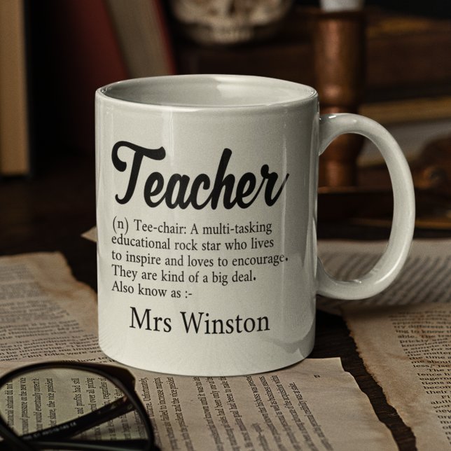 Lehrer mit Namen Ende des Jahres Vielen Dank Kaffeetasse (Teacher Thank you mug with a definition and teacher name printed on black on a white coffee mug.)