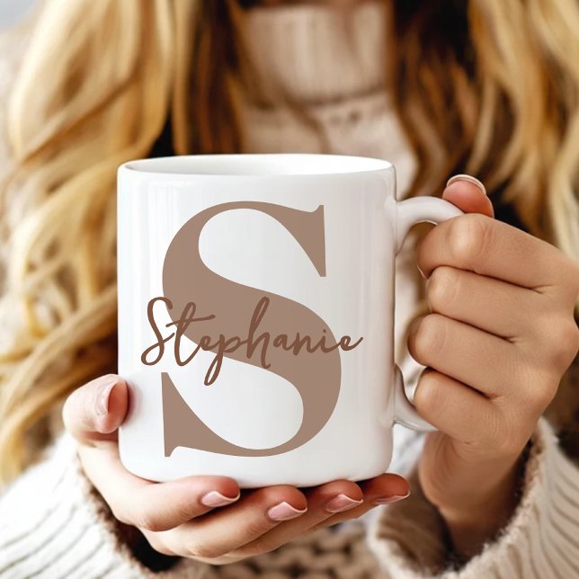 Lehrer | Moderne braune Monogramm-Initiale Abschlu Kaffeetasse (Brown Wedding Party Favors | Chic Script Name Mug for Coworker | Anniversary Gift for Girlfriend)