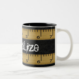 Lehrer ordnet Tafel an Zweifarbige Tasse