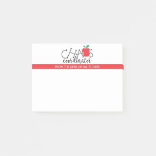 Lehrer vom Schreibtisch des Koordinators des Chaos Post-it Klebezettel