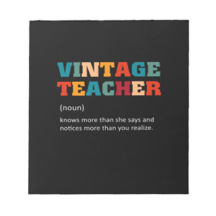 Lehrerin gibt Vintagen Lehrer ein Geschenk Notizblock