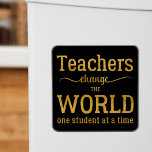 Lehrerin inspirierende Goldtypografie-Zitat Magnet<br><div class="desc">"Lehrer verändern die Welt einen Schüler nach dem anderen" nachdenkliche Typografie zitiert in schwarz und gold. Bitte beachten Sie,  dass die Hintergrundfarbe verändert werden kann (nach Auswahl von CUSTOMIZE Option).</div>