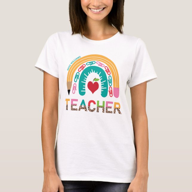 Lehrerin Rainbow Leopard School Typografie T-Shirt (Vorderseite)