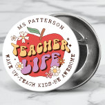 Lehrerleben Wecke Schulname Personalisiert Button<br><div class="desc">Die Tasten "Teacher Life Weck Up Teach School Personalisiert Name" zeigen einen roten Apfel, der mit groovy Blume mit dem Retrotext "Lehrerleben" verziert ist, mit dem Text "Weck auf, lehre Kinder, sei phantastisch" unten in der modernen Schrift Typografie und personalisiert mit deinem individuelle Name. Perfekt für Ihren Lieblingslehrer für Lehrerbewertungen,...</div>