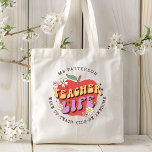 Lehrerleben Wecke Schulname Personalisiert Tragetasche<br><div class="desc">Teacher Life Weck Up Teach School Personalisiert Name Tragetaschen verfügt über einen roten Apfel mit groovy Blume mit dem Retrotext "Lehrerleben" mit dem Text "Weck up, lehre Kids, sei phantastisch" unten in der modernen Skripttypografie und personalisiert mit deinem individuelle Name. Perfekt für Ihren Lieblingslehrer für Lehrerbewertungen, Geburtstag, Weihnachten, Feiertage und...</div>