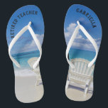 Lehrerstrand mit Liegestühlen in Sand Flip Flops<br><div class="desc">Das perfekte Geschenk für Rentner!  Pünktlich zum Tragen von Flip Flops zum Strand jeden Tag.  Es gibt eine ruhige Szene mit dem Ozean und zwei Stühle im Sand. Sie haben "Rentner" auf ihnen.  Auf der rechten Seite umdrehe flop personalisieren Sie mit Ihrem Namen.</div>