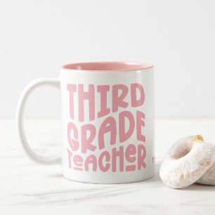Lehrkraft der dritten Klasse Pinke Typografie Zweifarbige Tasse