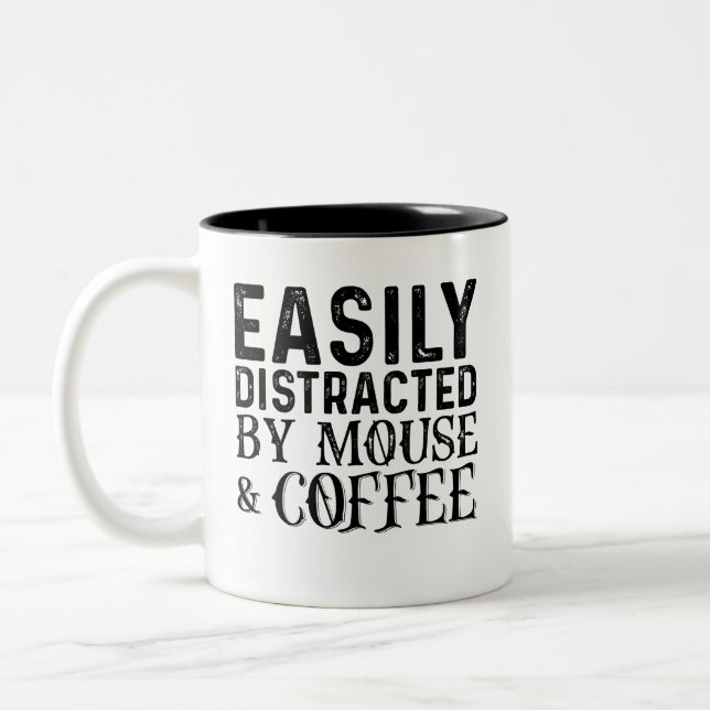 Leicht abgelenkt durch Maus und Kaffee Zweifarbige Tasse (Links)