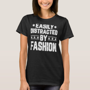 Leicht abgelenkt durch Modedesign T-Shirt