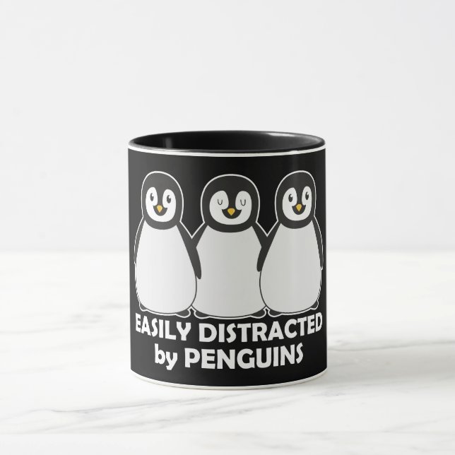 Leicht abgelenkt durch Pinguin-lustige Dunkelheit Tasse (Zentrum)