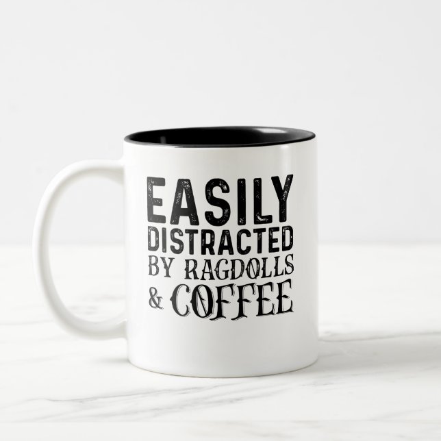 Leicht abgelenkt durch Ragdole und Kaffee Zweifarbige Tasse (Links)