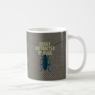Leicht abgelenkt durch Wanzen Kaffeetasse