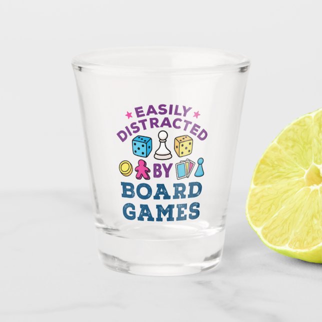 Leicht abgelenkt von Brettspielen Lover Schnapsglas (Vorderseite)