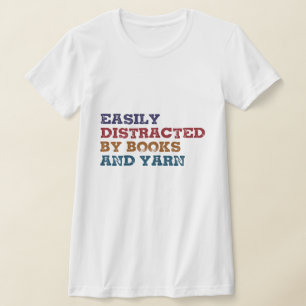 Leicht abgelenkt von Büchern und dem arnlustigen B T-Shirt