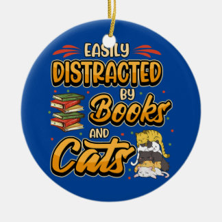Leicht abgelenkt von Büchern und Katzen Buchwurm B Keramik Ornament