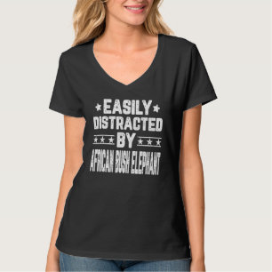 Leicht abgelenkt von der Elefantenfigur der Afrika T-Shirt