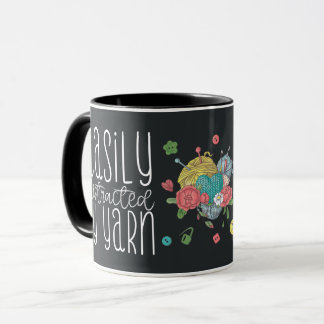 Leicht abgelenkt von der Tasse Yarn Crochet