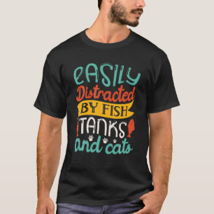 Leicht abgelenkt von Fischstämmen und Katzen-Aquar T-Shirt