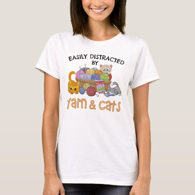 leicht abgelenkt von Garnen und Katzen T-Shirt (Vorderseite)