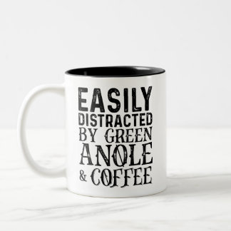 Leicht abgelenkt von grünem Anol und Kaffee Zweifarbige Tasse