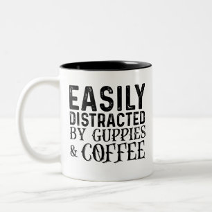 Leicht abgelenkt von Guppies und Kaffee Zweifarbige Tasse