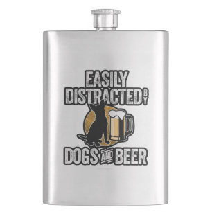 Leicht abgelenkt von Hunden und Bier Flachmann