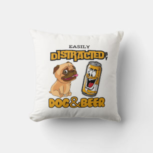 Leicht abgelenkt von Hunden und Bier Kissen