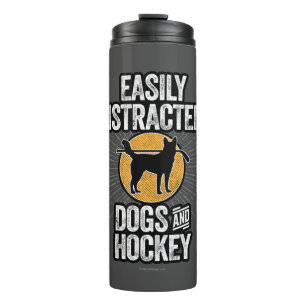 Leicht abgelenkt von Hunden und Hockey Thermosbecher