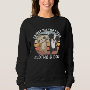 Leicht abgelenkt von Hunden und Hunden Faultier Sweatshirt