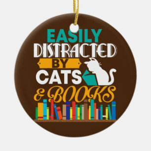 Leicht abgelenkt von Katzen und Büchern lustiges  Keramik Ornament