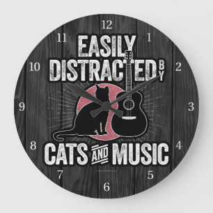Leicht abgelenkt von Katzen und Musik Große Wanduhr