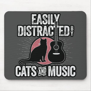 Leicht abgelenkt von Katzen und Musik Mousepad