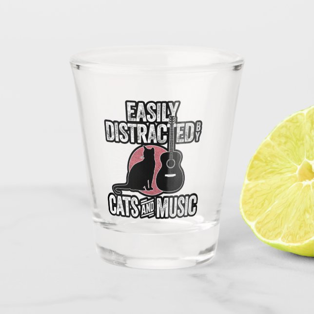 Leicht abgelenkt von Katzen und Musik Schnapsglas (Vorderseite)