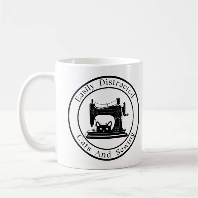 Leicht abgelenkt von Katzen und Nähen Kaffeetasse (Links)