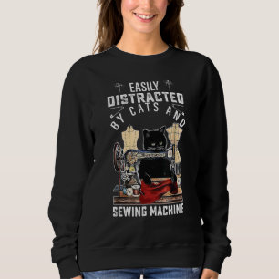 Leicht abgelenkt von Katzen und Nähmaschinen Quilt Sweatshirt