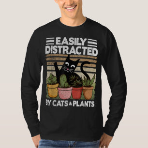 Leicht abgelenkt von Katzen und Pflanze Garden Mam T-Shirt