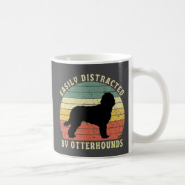 Leicht abgelenkt von Otterhounds Kaffeetasse