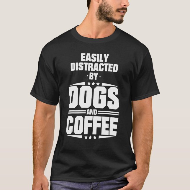 Leicht abgelenkte Hunde und Kaffee T-Shirt (Vorderseite)