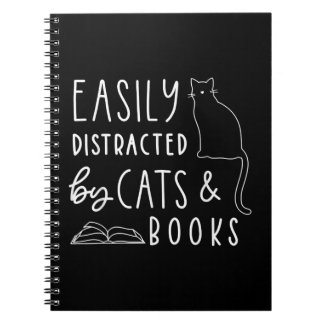 Leicht abgelenkte Katzen und Bücher lustiges Gesch