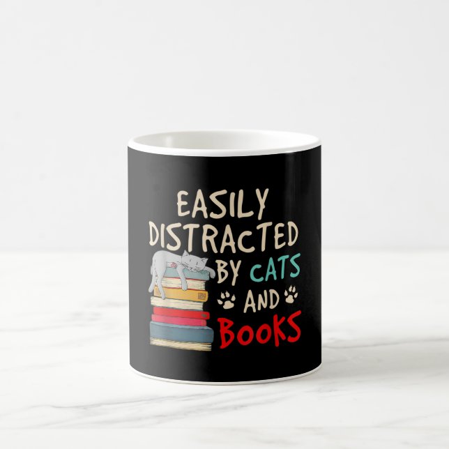 LEICHT ABGESCHLOSSEN VON KATZEN UND BÜCHERN KAFFEETASSE (Mittel)