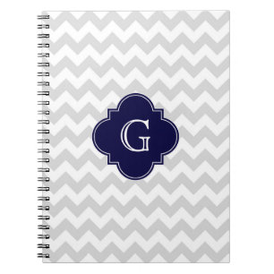 Leicht graue Zickzack Navy Quatrefolienmonogramm Notizblock