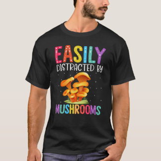 Leicht vom Pilzsaal abgelenkt T-Shirt